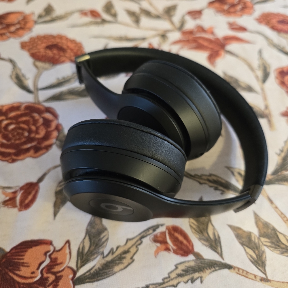Beats Solo 4 Wireless Over-Ear Headphones — Black - Picture 6 of 6